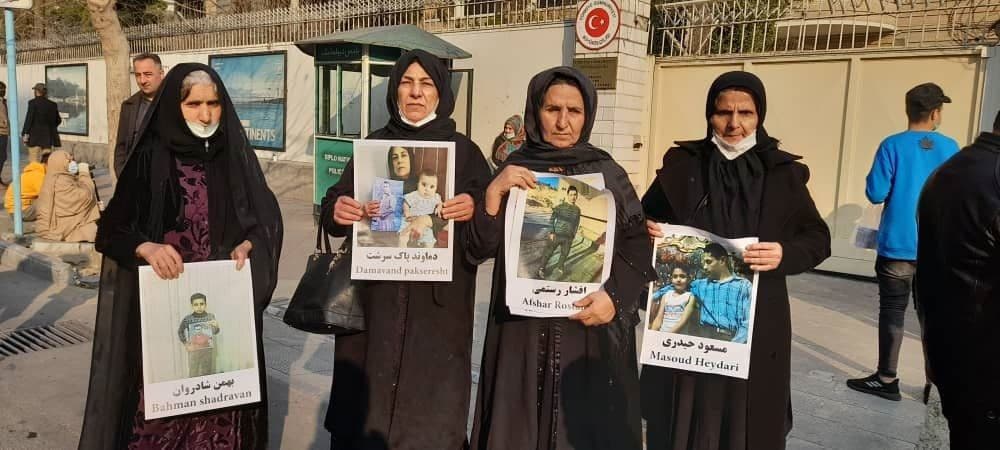 تجمع خانواده‌های ٩ شهروند کورد ایرانی مقابل سفارت ترکیه در تهران