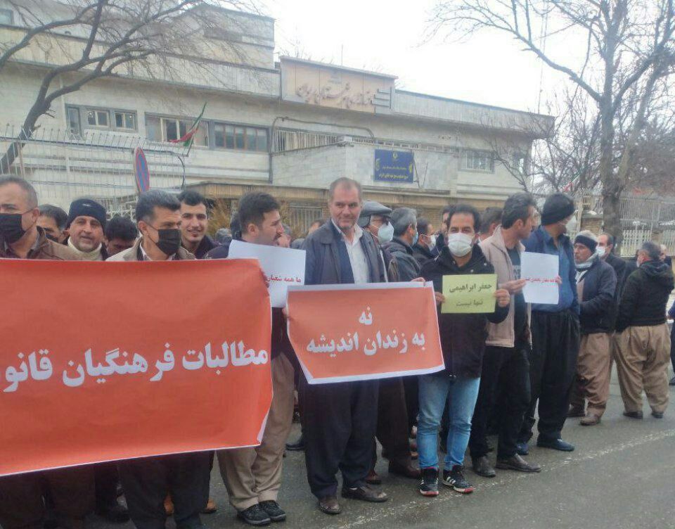 تجمع جمعی از معلمان مریوان در اعتراض به بازداشت شعبان محمدی